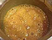 鍋に日向夏の皮、水、みりん、砂糖を入れ、中火で5分程煮て味噌を入れよく溶かす