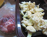 豚肉を酒、塩コショウで下味し、カリフラワーを小さく分け、下茹で、またはレンジ加熱する様子